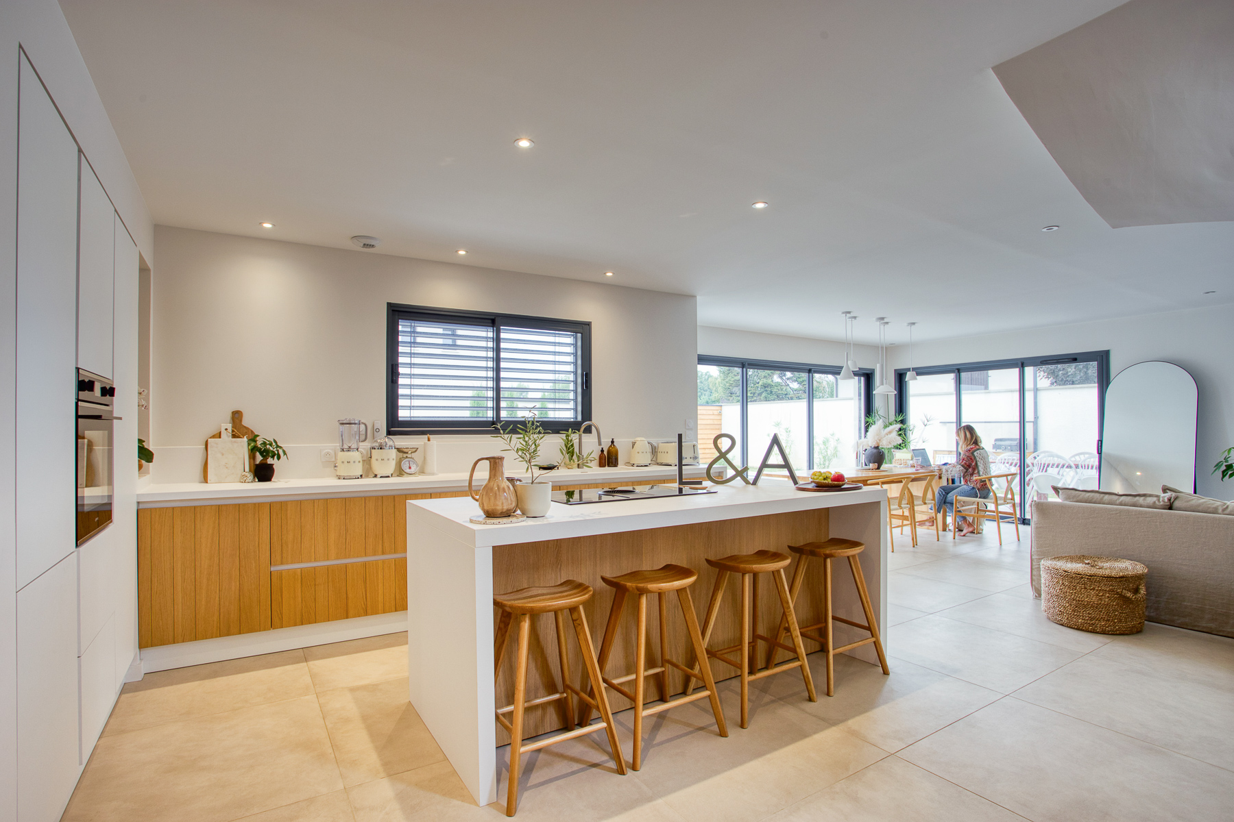 Aménagement intérieur d'une cuisine dans une maison contemporaine à côté de Lyon